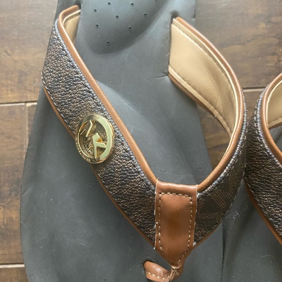 Michael Kors Brown and Black Platform Thong Sandals - Picture 7 of 11